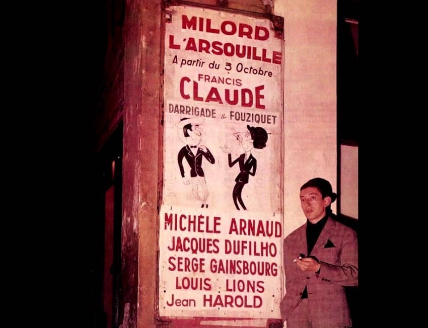 Serge Gainsbourg all'ingresso e sul cartellone del cabaret Milord l'Arsouille