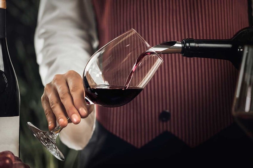 Servicio de vino por parte del sommelier.