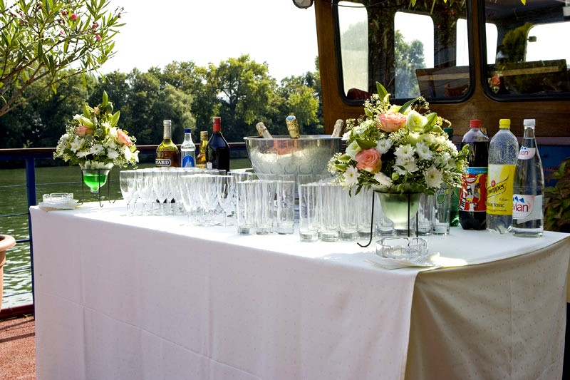 Table dressée pour un vin d’honneur