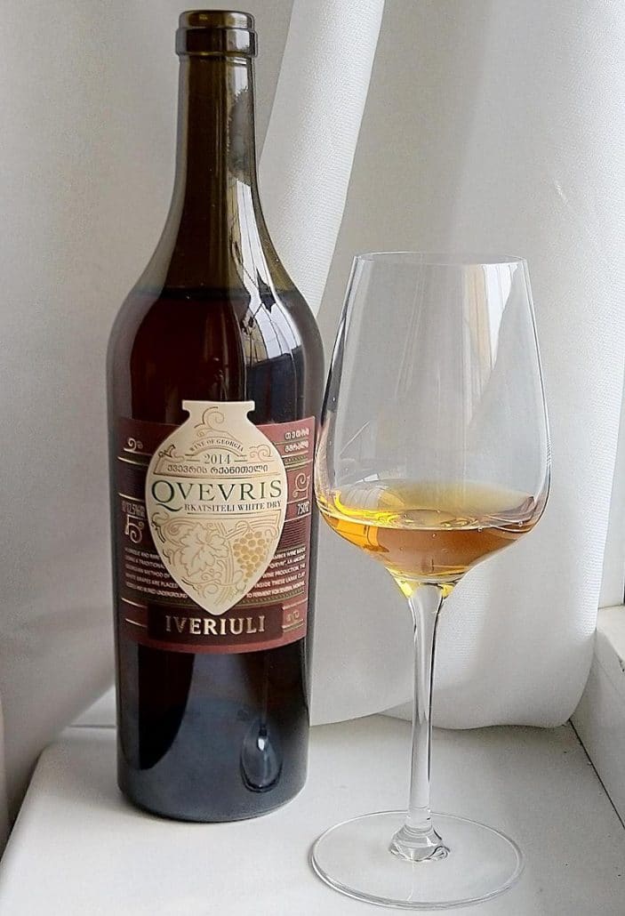 Amber wine mula sa Georgia na ginawa mula sa rkatsiteli grape variety