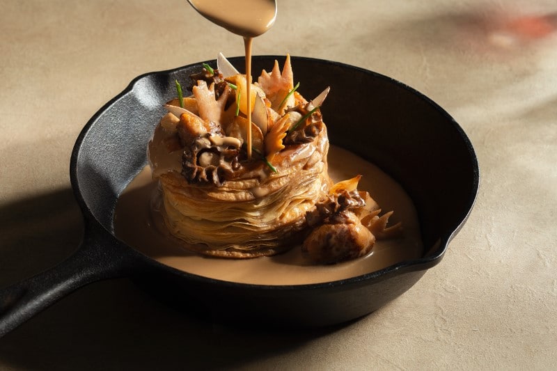 Vol-au-vent na may mga rooster crest, veal sweetbread, morels, mushroom juice sauce, cream at cognac