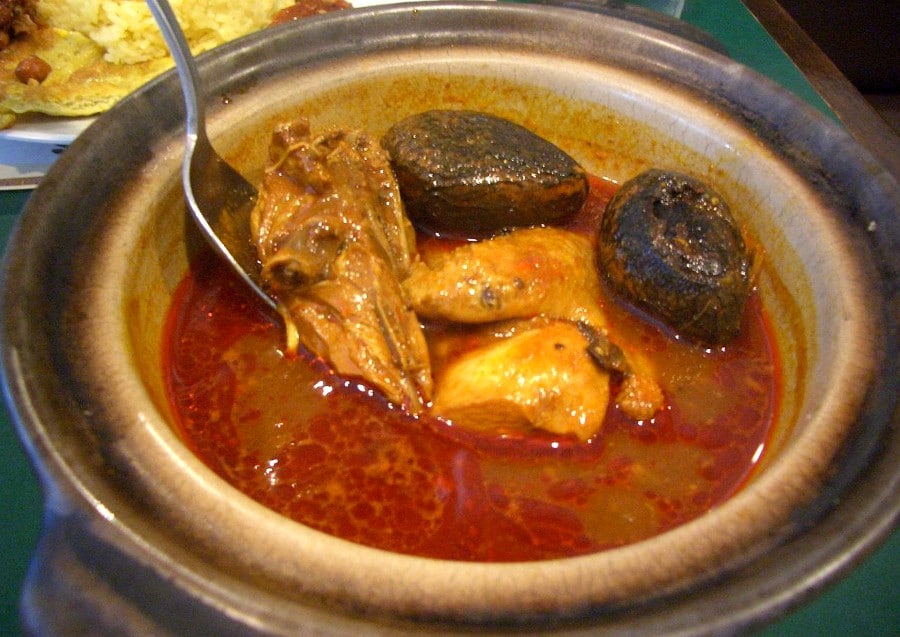 Ayam buah keluwak