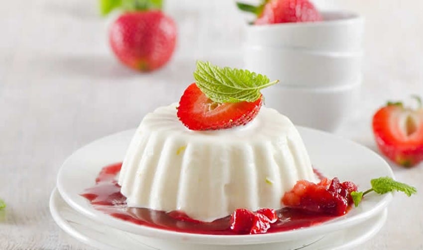 Blancmange met aardbeiencoulis