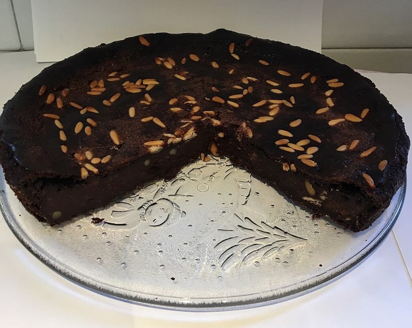 Country cake uit Brianza, met cacao, pijnboompitten en rozijnen