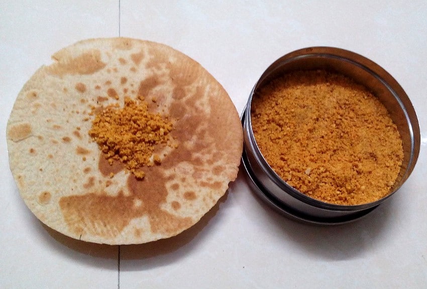 Khakhra na may pulbos na peanut chutney