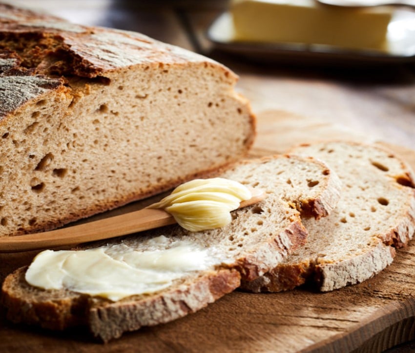 Деревенский хлеб и тосты с маслом