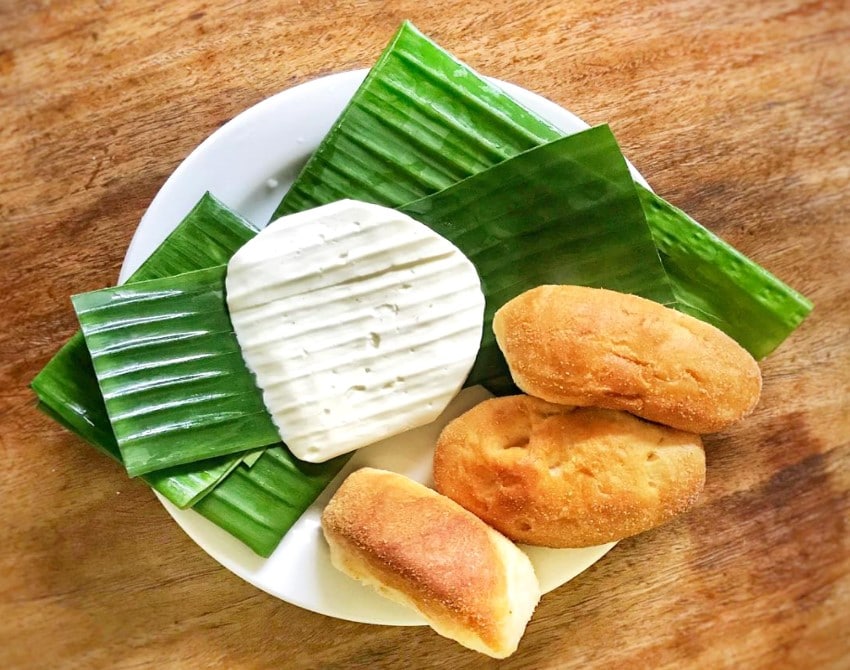 Petit Kesong Puti et petits-pains