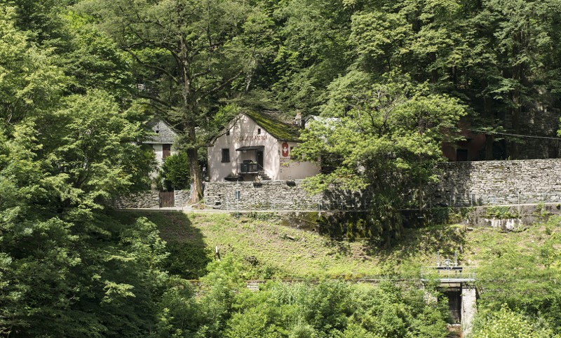 Vallemaggia'da bir mağara