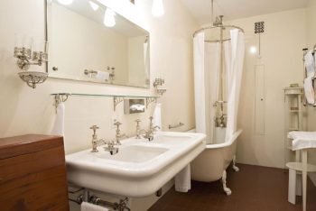 Une des trois salles de bain de l’hôtel Waldhaus maintenue avec son sanitaire, sa robinetterie et son mobilier d’époque