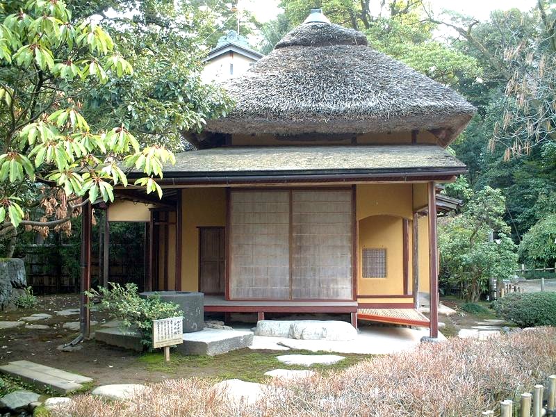 एक जापानी टीहाउस (चशित्सु, 茶室), वबी-चा शैली (侘茶 ) कानाज़ावा में केनरोकू-एन (兼六園 ) उद्यान में स्थित है
