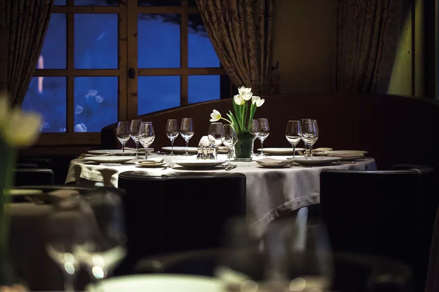 Une table au restaurant La Dame de Pic &ndash; Le 1920 &agrave; Meg&egrave;ve, Haute-Savoie en France