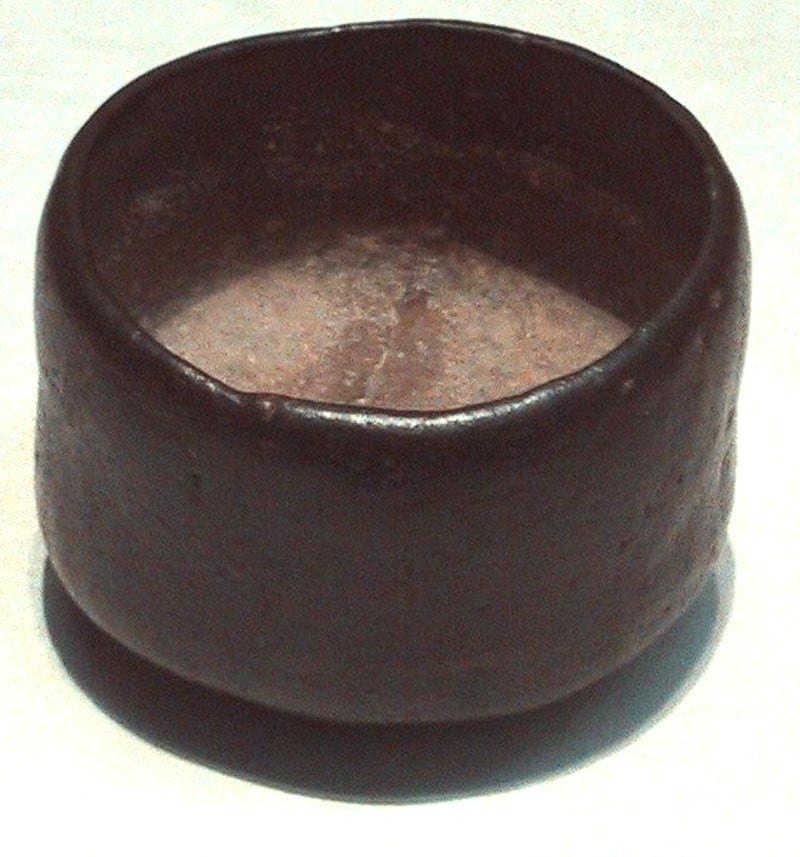 Een XNUMXe-eeuws theekopje (chawan, ) in de kuro-raku (黒楽, zwarte raku) stijl