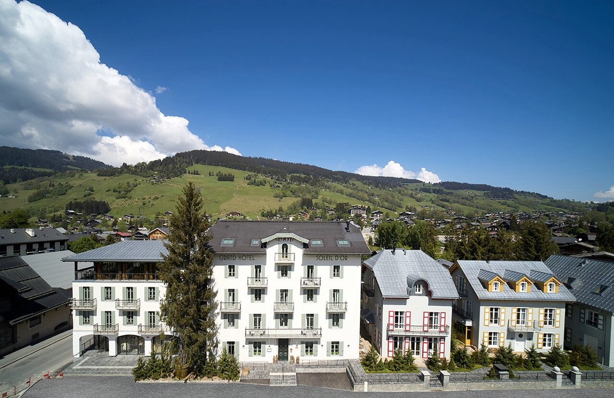 Megève'deki Grand Hotel du Soleil d'Or'un panoramik manzarası