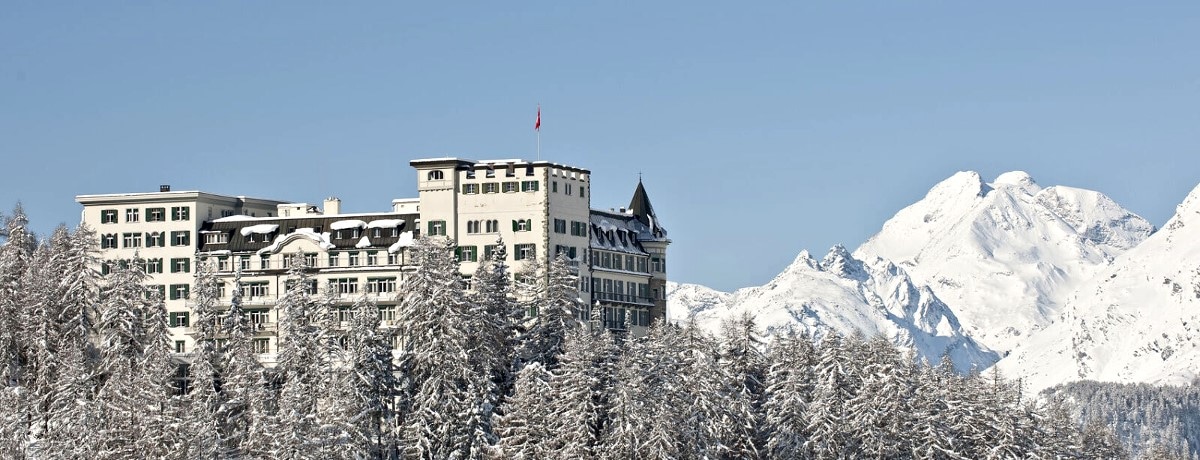 Sils-Maria'daki Hotel Waldhaus'un kış sezonunda panoramik manzarası