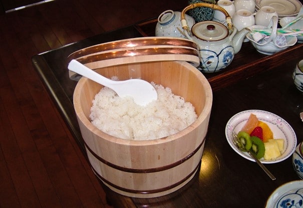 Arroz servido en un recipiente de madera japonés llamado o-hitsu o meshi-bitsu