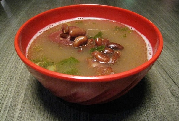 Zuppa indonesiana Brenebon (fagioli rossi con zampone di maiale)