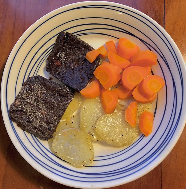 Balkenbrij accompagné de pommes de terre et de carottes