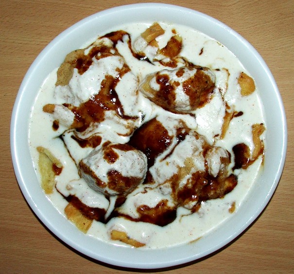 Bhalla papri chaat en dahi (โยเกิร์ต) กับ saunth chutney