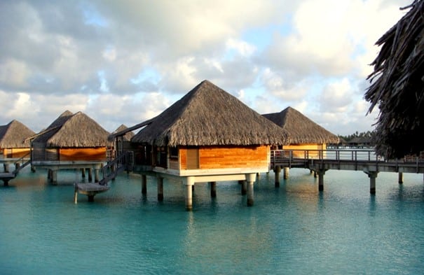 Bungalower över vattnet på Tahiti