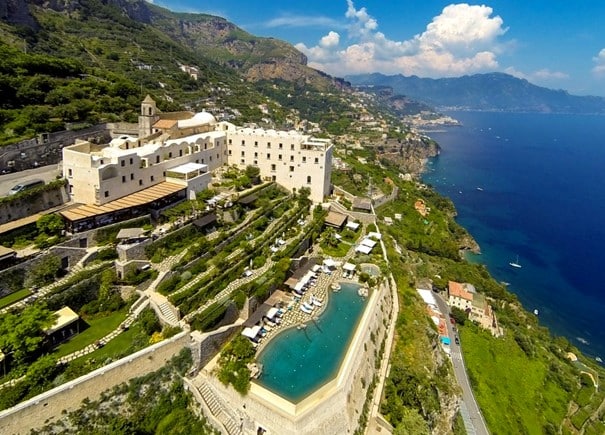 Le Monastero Santa Rosa Hotel & Spa et sa piscine à débordement à Salerne - Italie