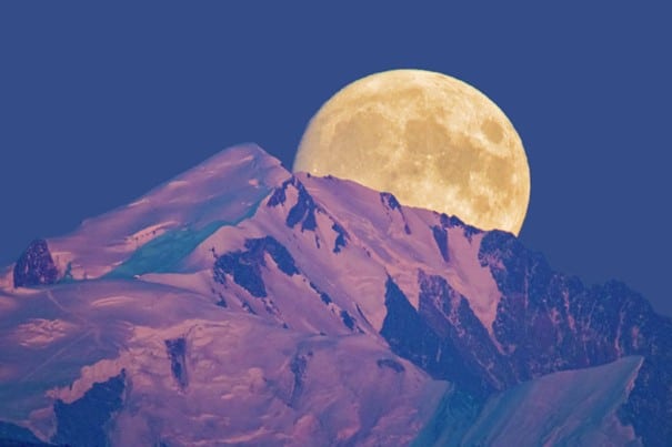 Roter Mond, der hinter dem Mont-Blanc aufgeht