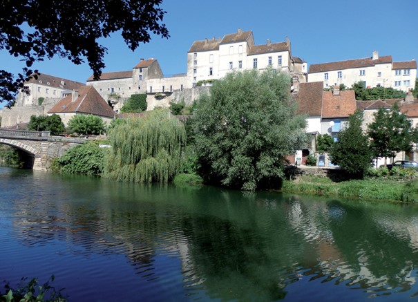 Rio L'Ognon em Pesmes, departamento de Haute-Saône em Franche-Comté