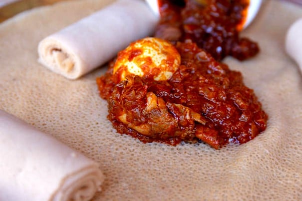 Wat trên một chiếc bánh injera