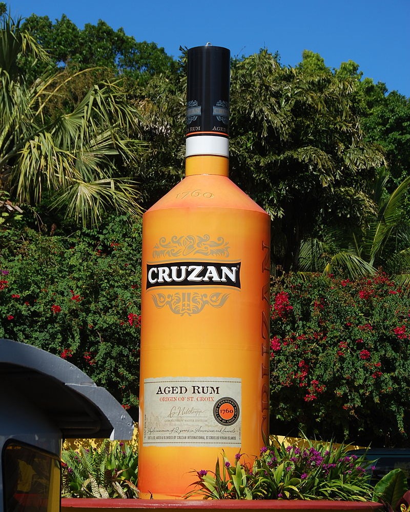 Garrafa de rum Cruzan colocada no topo da montanha, Ilhas Virgens Americanas St. Thomas