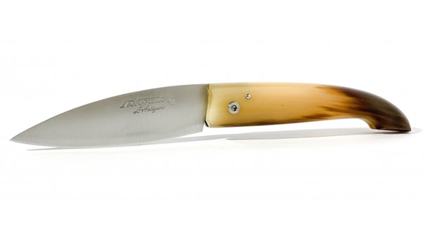 Cuchillo con mango de cuerno