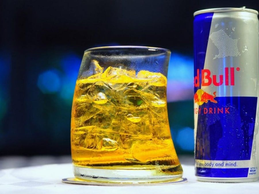 Glas und Dose Red Bull