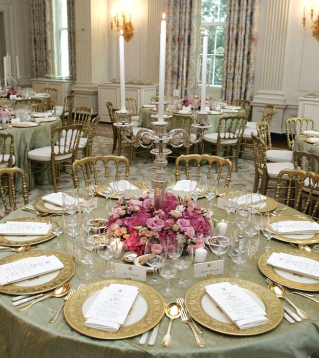 De tafels dekken voor een staatsdiner in het Witte Huis