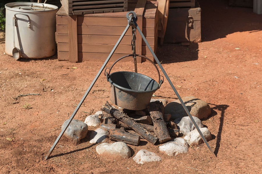 Feu de camp composé de bois et d’une marmite en crémaillère