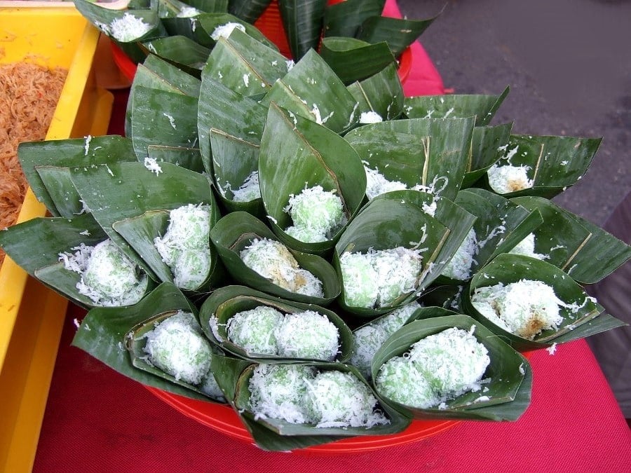 Palline di klepon servite in foglie di banana