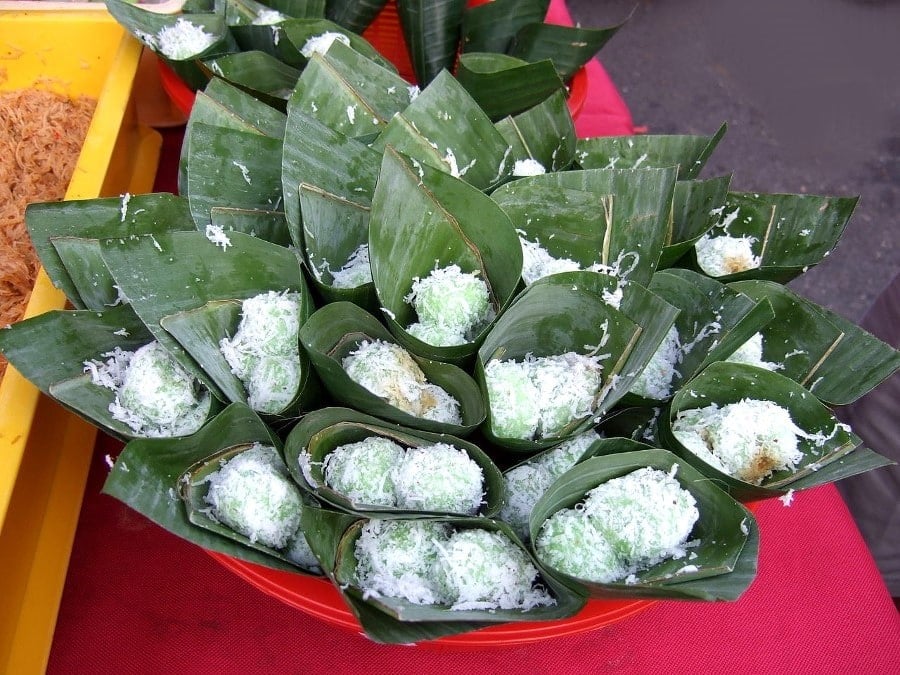 Klepon balletjes geserveerd in bananenbladeren