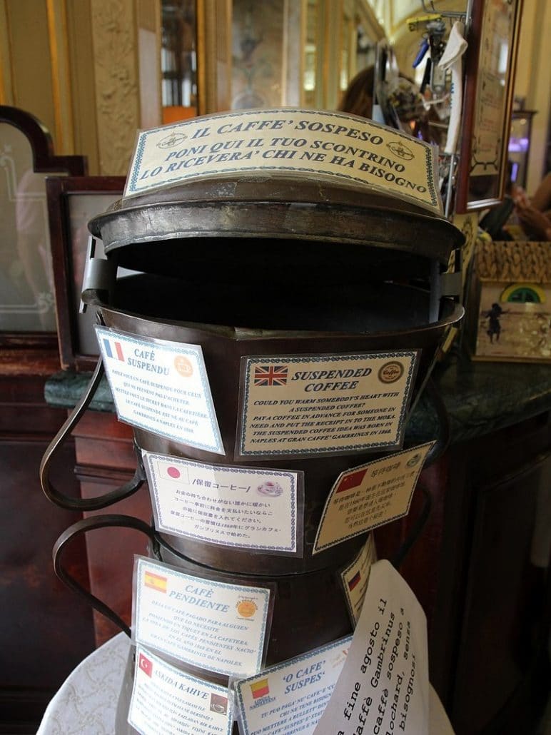 Caffè sospeso al Gran Caffè Gambrinus di Napoli, Italia