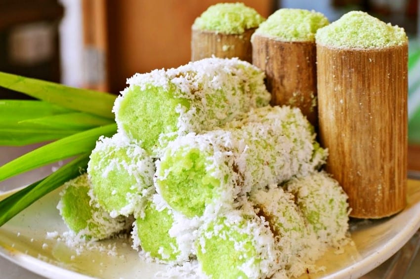 Kue putu et tubes de bambou