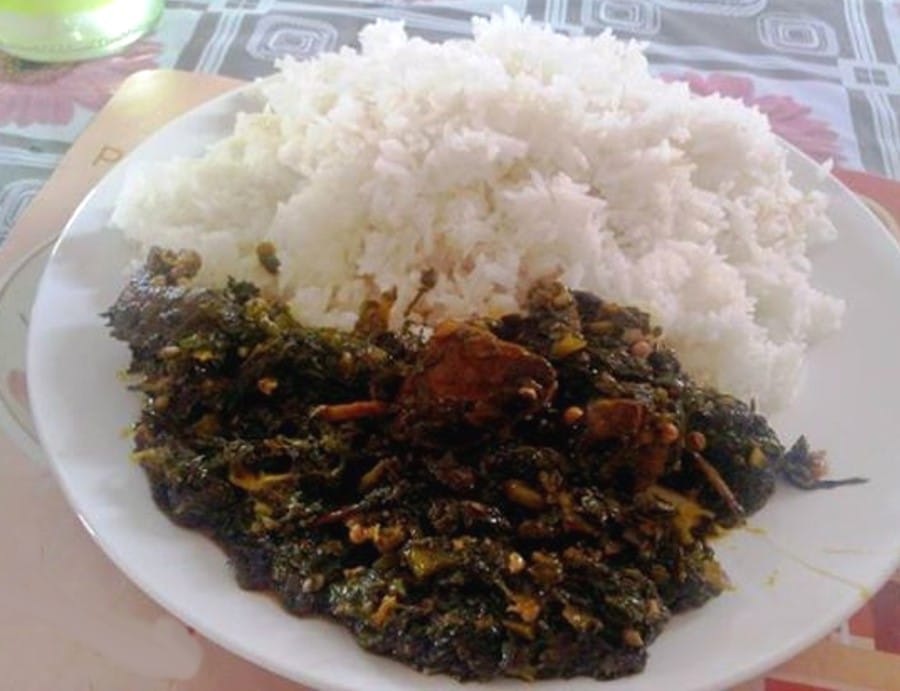 Saus daun dan nasi putih