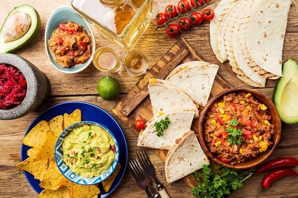 Plats mexicains - guacamole, quesadillas, tortillas et nachos, tacos