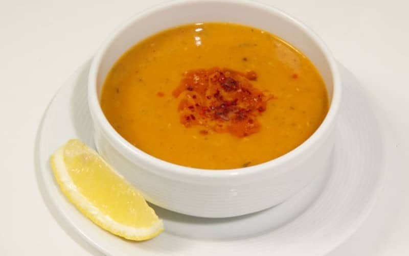 Zuppa turca Ezogelin çorbası con lenticchie di corallo