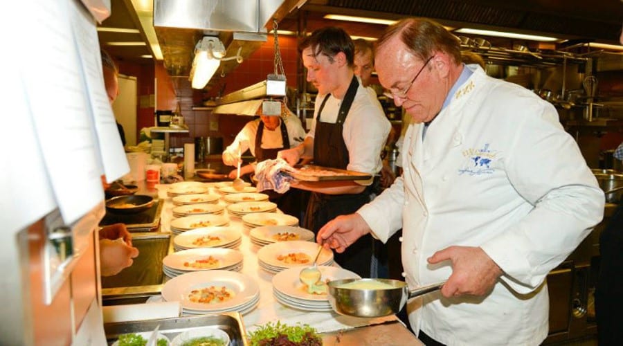 Heinz Winkler dressant les assiettes dans les cuisines du restaurant Residenz