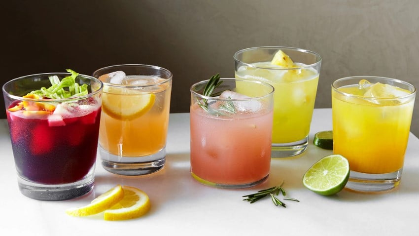 Verres de diverses aguas frescas