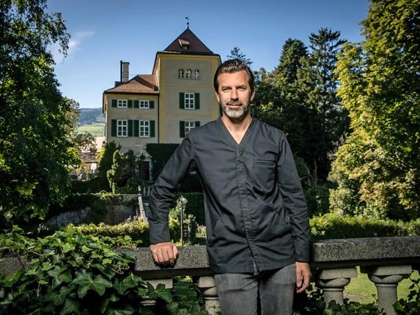 Andreas Caminada devant le Shloss Schauenstein