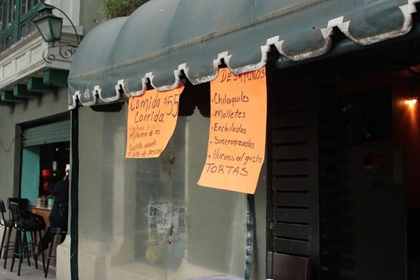 Vitrine d’un fonda dans la banlieue de Mexico affichant la comida corrida