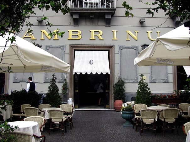 Caffè Gambrinus ở quảng trường Piazza del Plebiscito ở Napoli