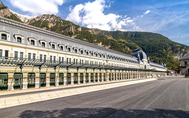 La emblemática estación internacional de Canfranc que es uno de los complejos ferroviarios más importantes construidos en Europa en el primer tercio del siglo XX