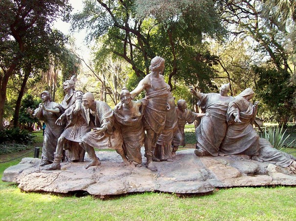 Saturnalia, patung karya Ernesto Biondi (1905), Jardín Botánico de Buenos Aires