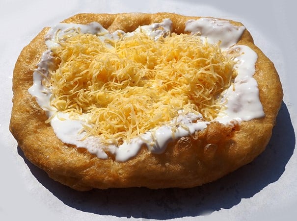 Langos com queijo