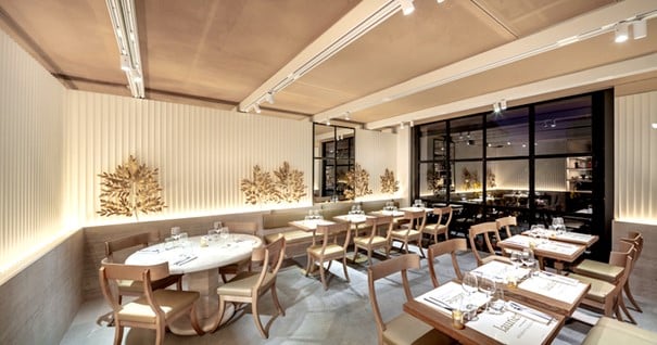 Salle du restaurant Le Laurier dont les fen&ecirc;tres donnent sur les Champs-&Eacute;lys&eacute;es, ex&eacute;cut&eacute;e par l&rsquo;architecte R&eacute;gis Botta