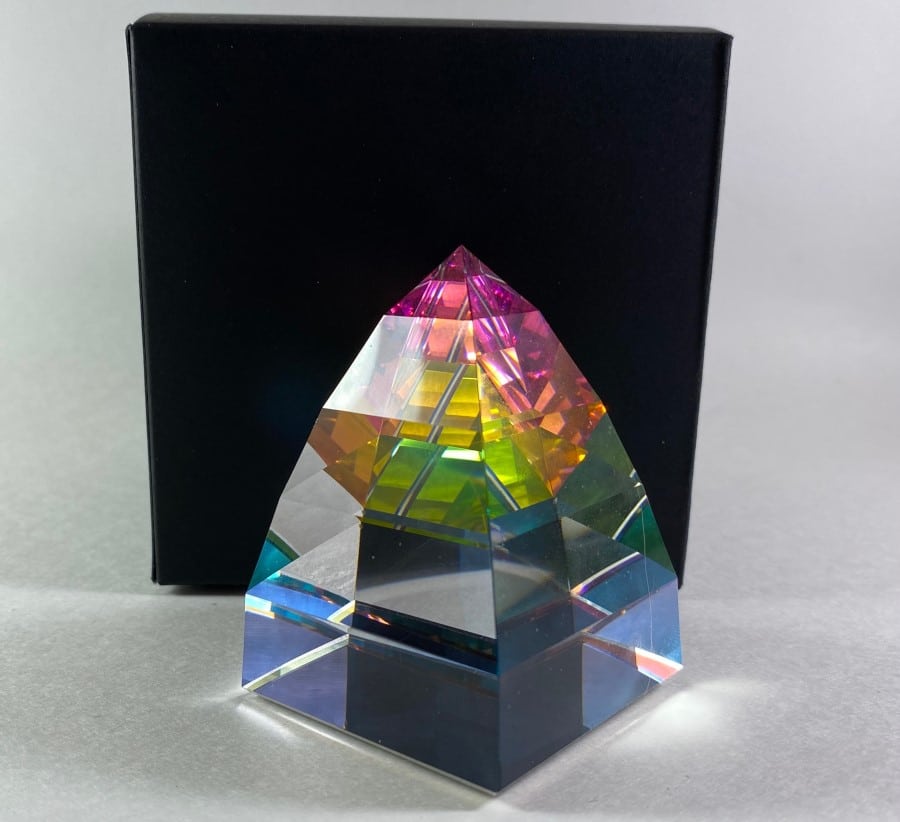 Prisme pyramidal en cristal