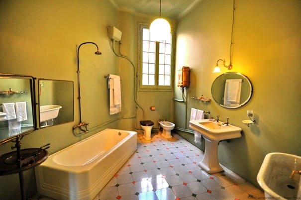 Kamar mandi awal abad ke-XNUMX di sebuah apartemen di Barcelona